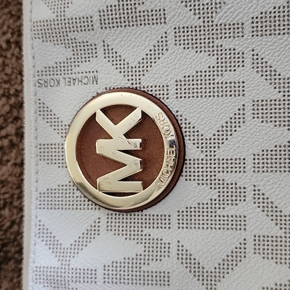 MK LARGE WRISTLET CLUTCH - Picture 2 of 6